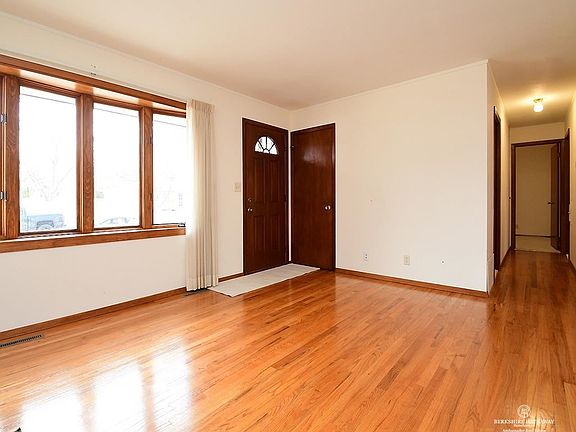 3rd image of 201 Redwood Ln