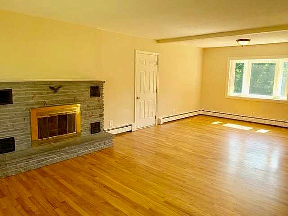 3rd image of 131 E Cookingham Dr