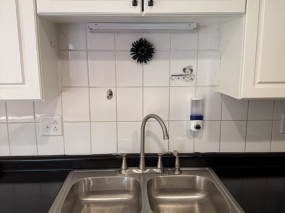 3rd image of 606 Bridgeport Pl