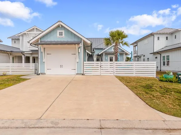 122 Foxtail Ln, Rockport, TX 78382