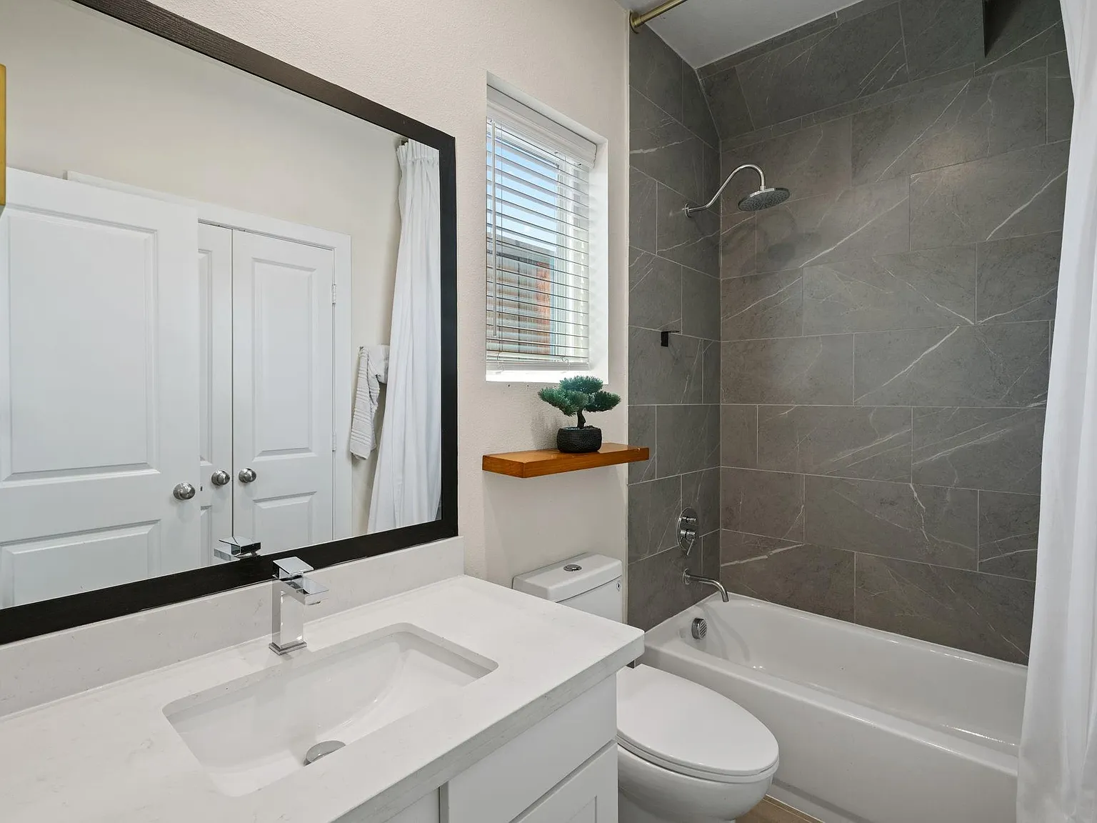 3 bed, 3.5 bath, 2093 sqft, $3,450 — Photo 4
