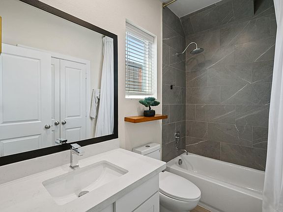 4th image of 3019 Hicks St