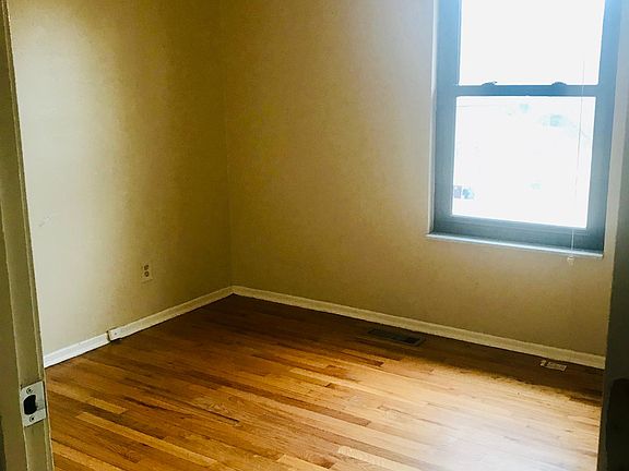3rd image of 3022 Wismer Ave