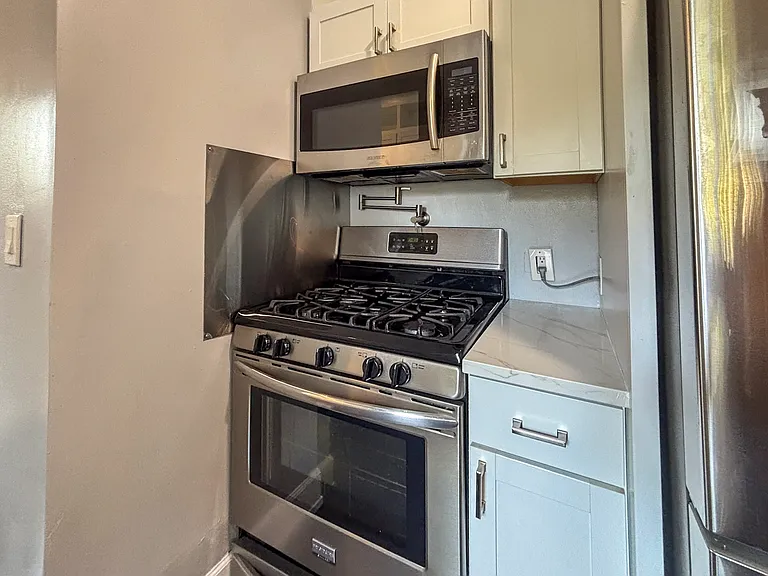 235 SE Lechner St — Photo 18