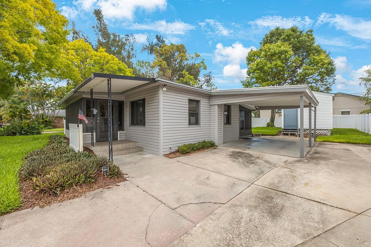 Building Photo - 8415 Riverside Dr NE