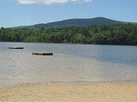 Large sandy beach on the lake!