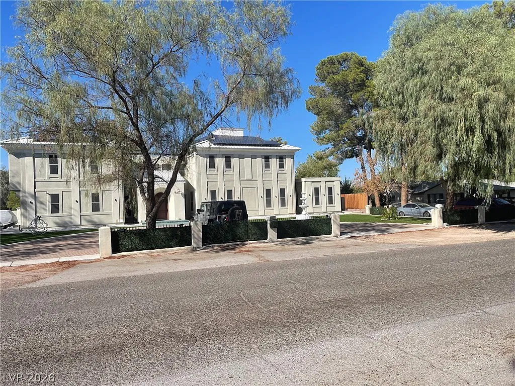 7 bed, 4.5 bath, 4577 sqft, $5,500 — Photo 3
