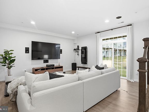 4th image of 10237 Travilah Grove Cir