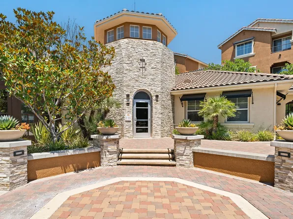 Hills of Valencia Apartments