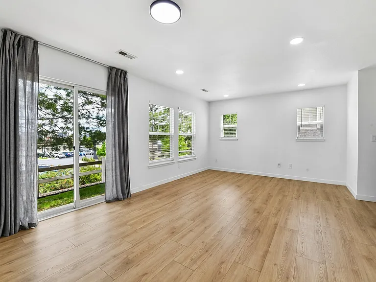 10094 Amston St — Photo 7