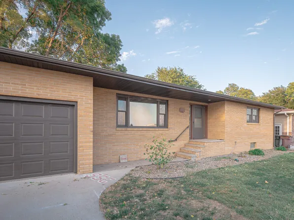 421 E 33rd St, South Sioux City, NE 68776