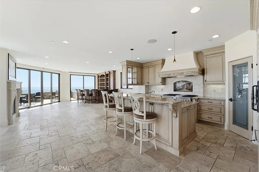 4 bed, 4500 sqft, $22,500 — Photo 3