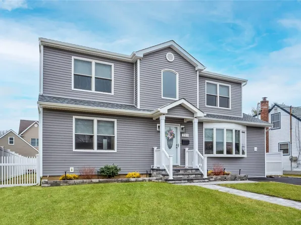 211 N Cedar Street, Massapequa, NY 11758