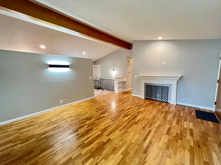 2539 Howard Ave — Photo 2
