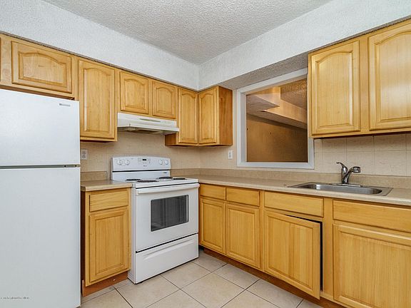 3rd image of 8 Foxwood Ct #94