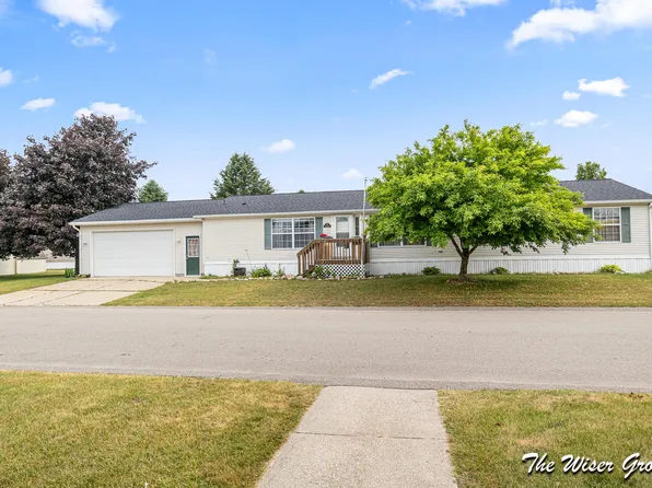 3451 Fernfield Dr, Cedar Springs, MI 49319