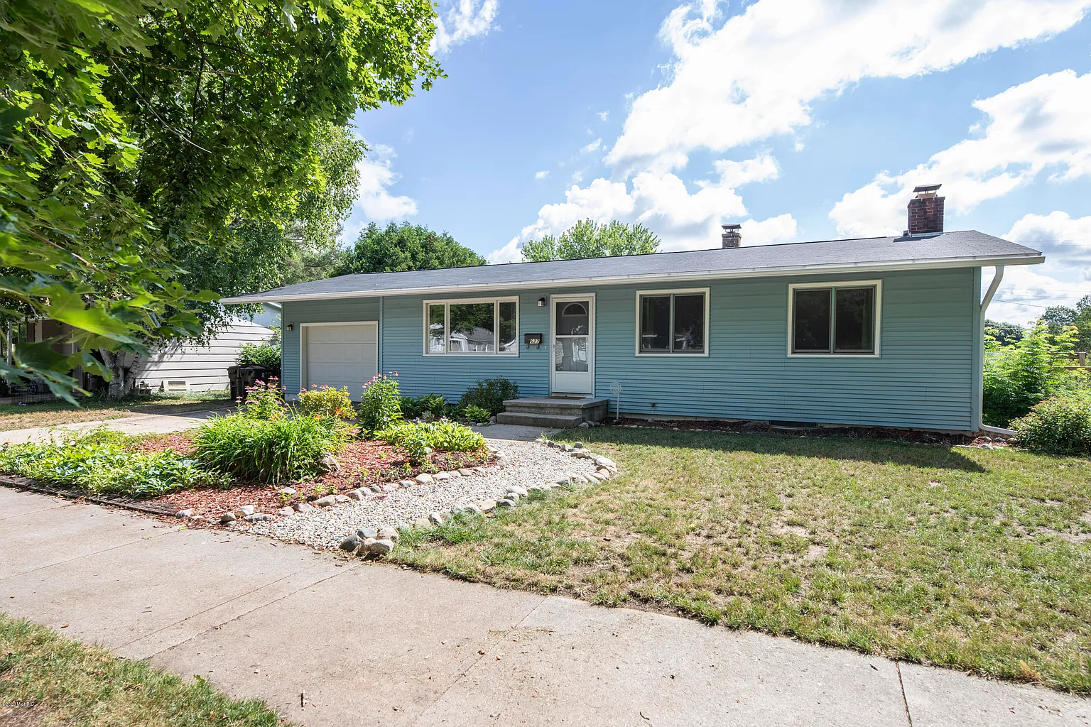 627 Willow Ave photo 1
