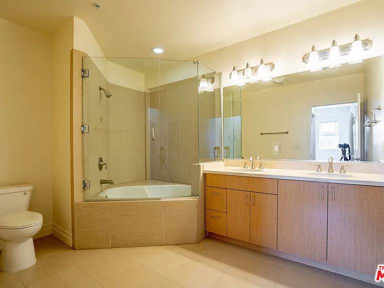 917 S New Hampshire Ave #307 — Photo 2
