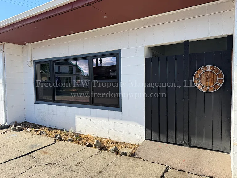 105 W Walnut St — Photo 2