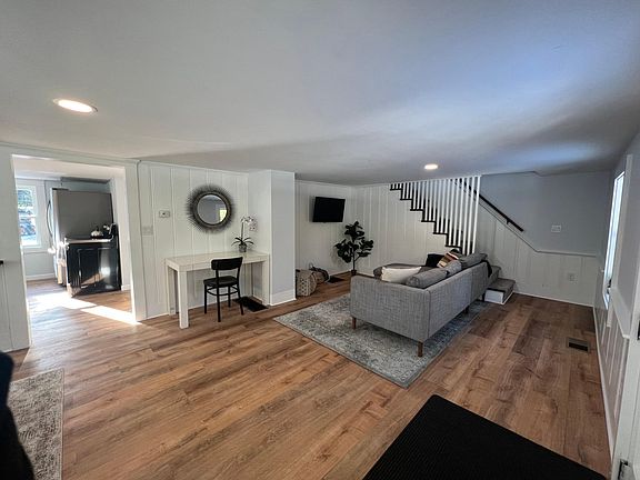 A small workspace in the main area is perfect t to work from home, or one of the upstairs bedrooms can be used as an office.