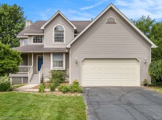 9182 Azalea Ct, Brighton, MI 48116