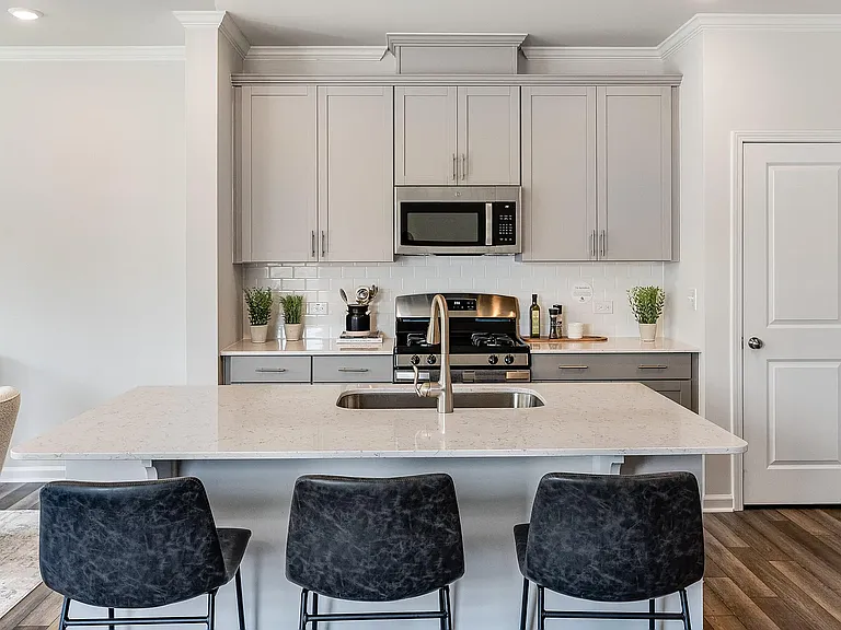277 Paramount Dr — Photo 4