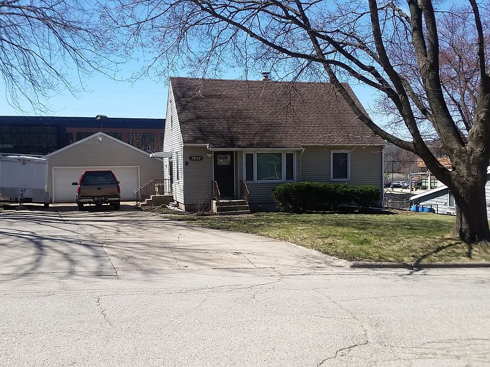 Garage and driveway lane to the left of the seam is reserved for the use by the owner