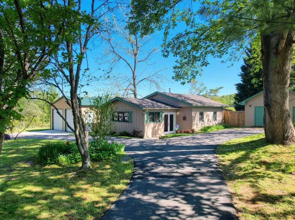 5763 Robinson Rd, Young Harris, GA 30582