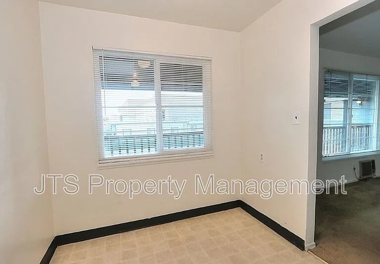 4439 V St #5 — Photo 39