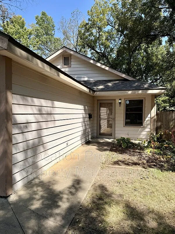 3 bed, 2.0 bath, 1320 sqft, $2,185 — Photo 2