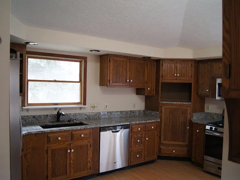 218 E Smith Rd — Photo 6