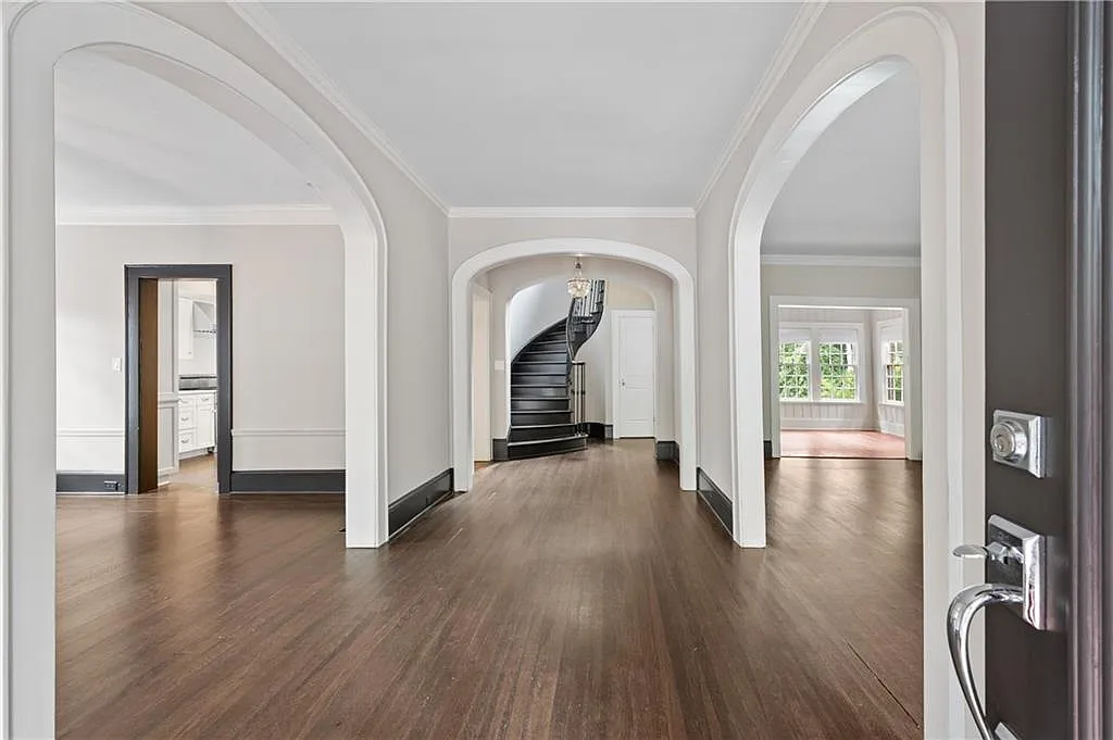 5 bed, 3.5 bath, 3258 sqft, $7,500 — Photo 2