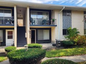 4747 W 101st St, Oak Lawn, IL