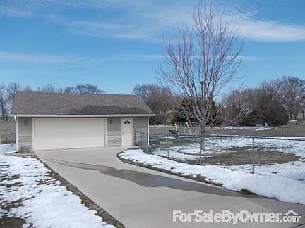 Detached 2 1/2 stall garage