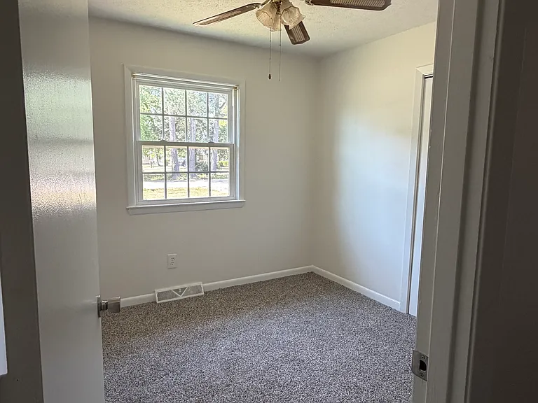 112 Longwood Ln #B — Photo 11