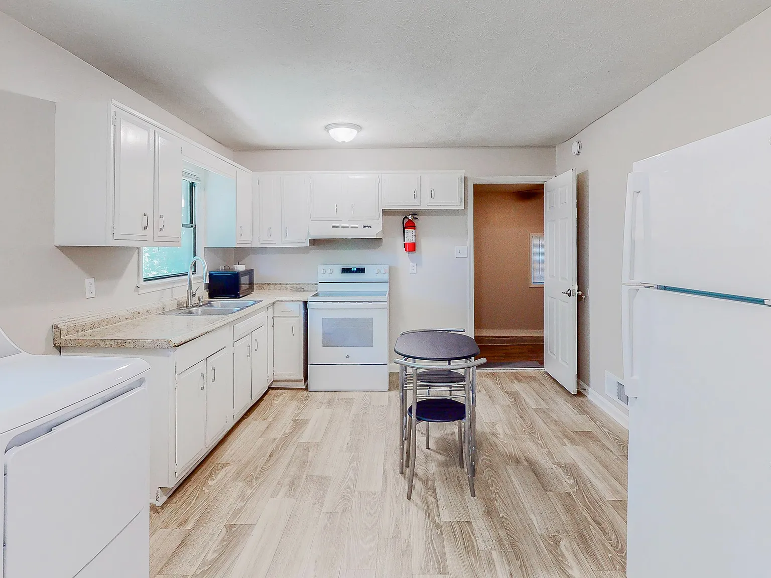 4 bed, 4.0 bath, 2000 sqft, $910 — Photo 3