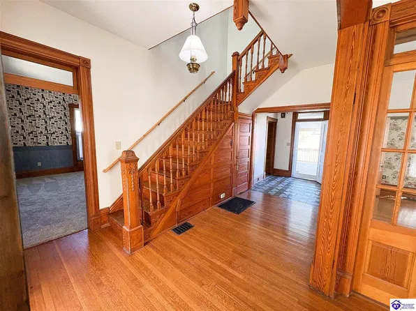 211 E Main St, Hodgenville, KY 42748