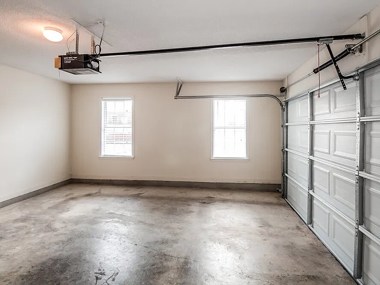 3920 Paramount Cv — Photo 15