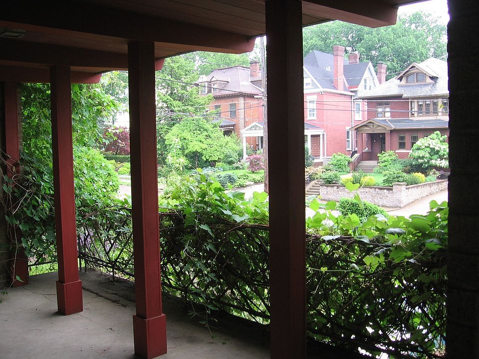 PRIVATE FRONT PORCH