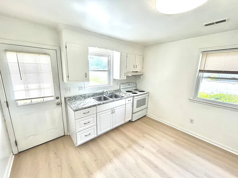 221 S Mesa Dr — Photo 2