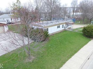 1602 Iowa St, Bloomington, IL 61701