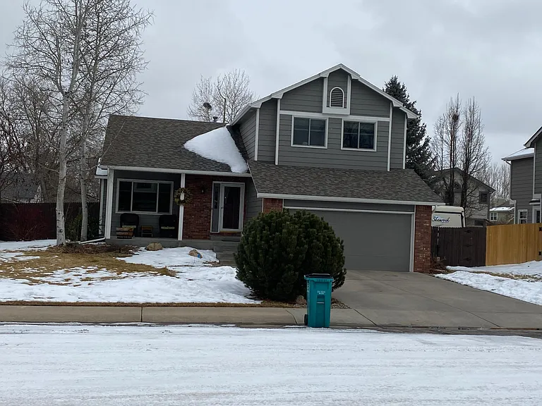 Exterior fresh paint, gutter and roof replaced within a few years. In a quiet culdesac.