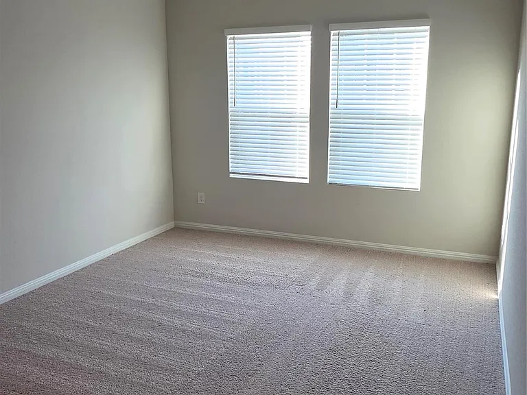 221 Travis Ln — Photo 13