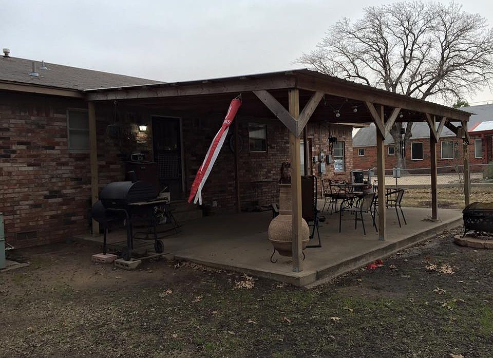 2nd image of 215 E Ozark St