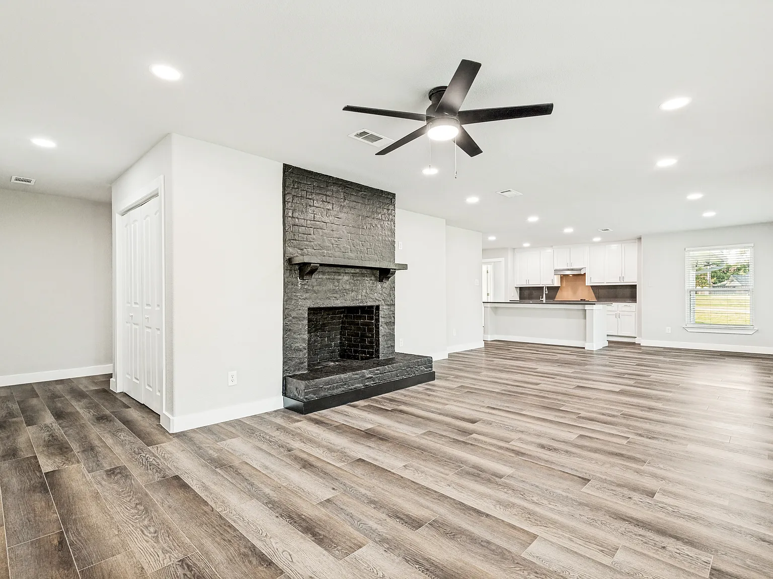 3 bed, 1908 sqft, $3,200 — Photo 3