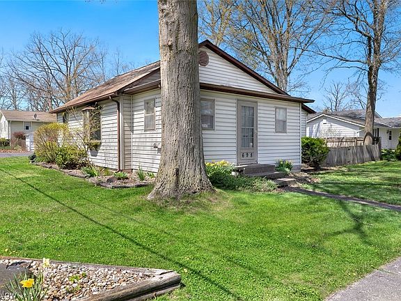 3rd image of 698 Ferndale Ave