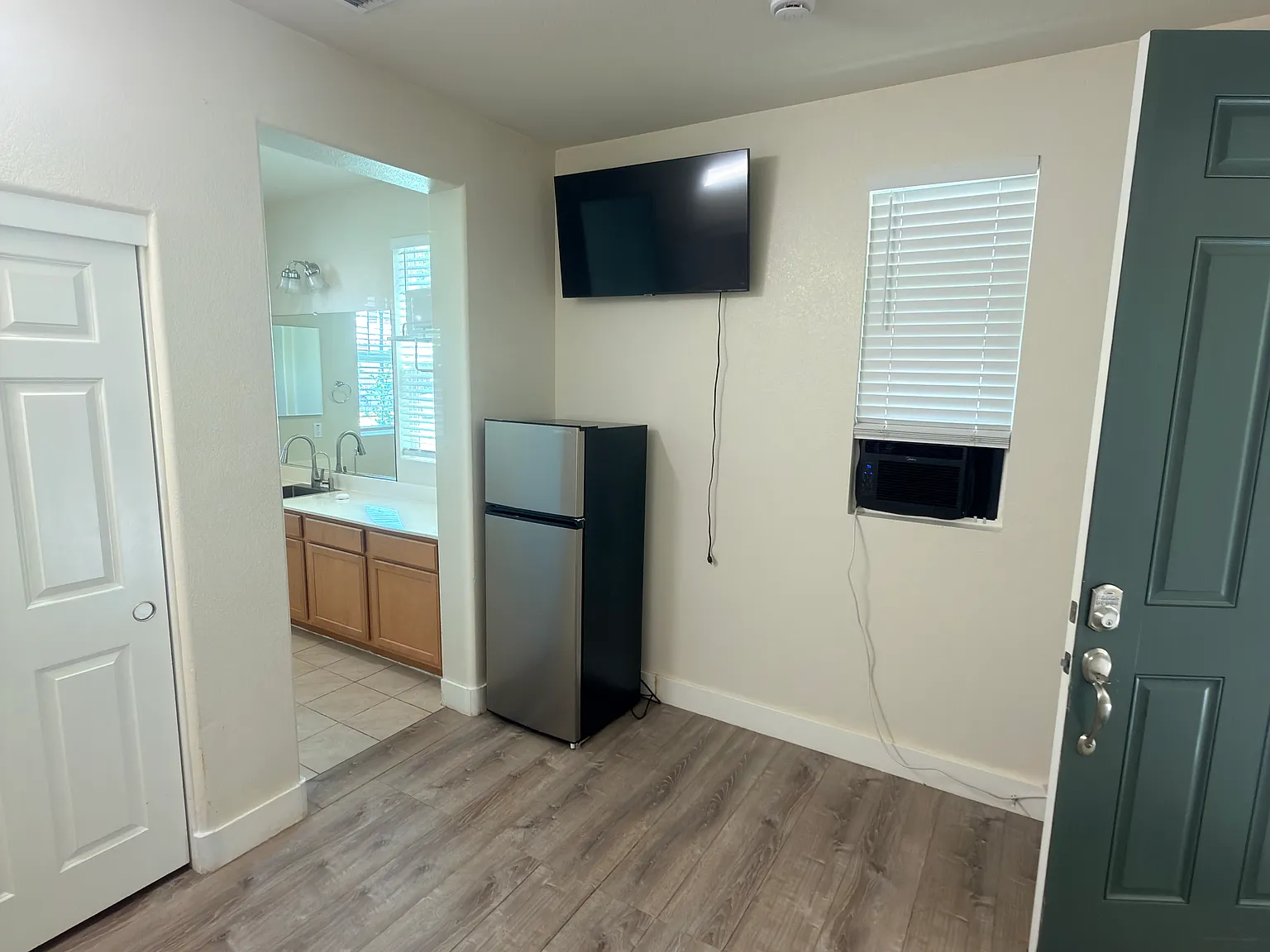 1 bed, 300 sqft, $1,100 — Photo 3