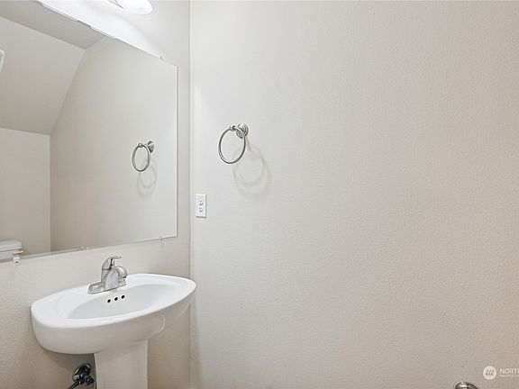 4th image of 10805 NE 8th Circle