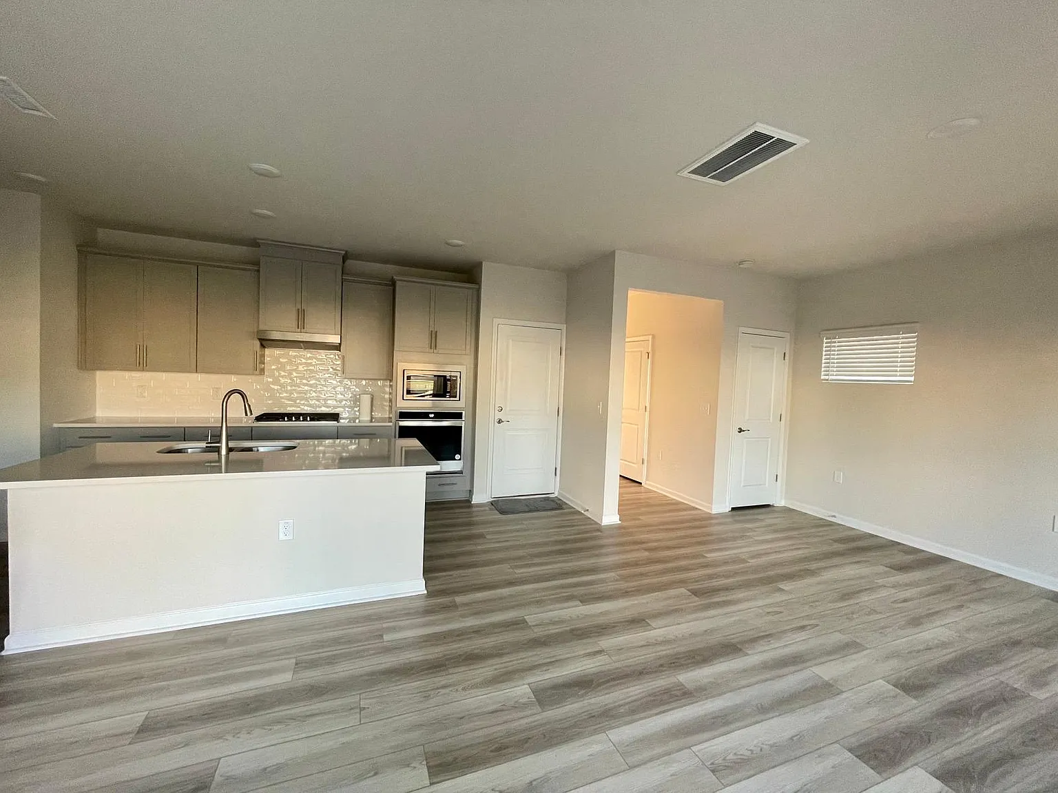 4 bed, 2.5 bath, 1984 sqft, $2,250 — Photo 2