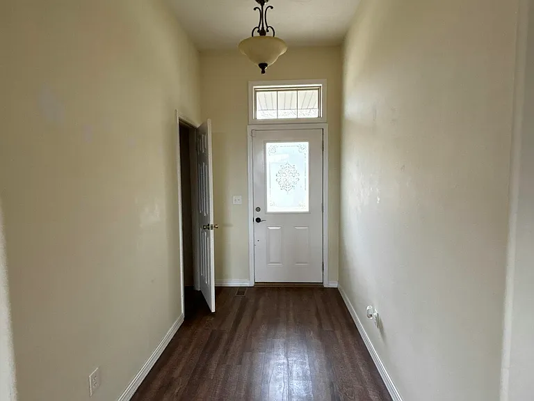 812 E Spring Dr — Photo 12